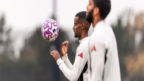 里萨谢对决白科6，巴特勒展现实力演绎灰橙JB30魅力